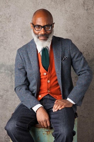 Come indossare e abbinare un cardigan per un uomo di 50 anni in autunno 2024: Scegli un cardigan e jeans neri per vestirti casual. Ecco una eccellente idea per creare il perfetto look autunnale.