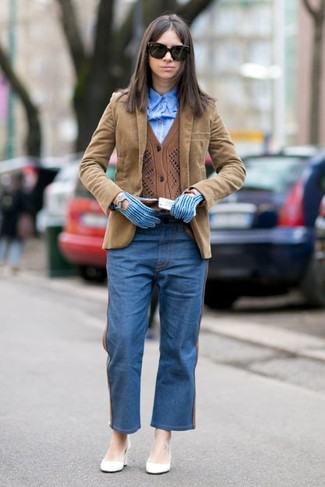 Come indossare e abbinare un cardigan marrone: Un cardigan marrone e jeans boyfriend blu sono un outfit perfetto da sfoggiare nel tuo guardaroba. Décolleté in pelle bianchi sono una validissima scelta per completare il look.
