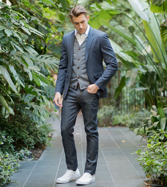 Come indossare e abbinare un cardigan grigio per un uomo di 20 anni: Scegli un outfit composto da un cardigan grigio e jeans blu scuro per un look semplice, da indossare ogni giorno. Opta per un paio di sneakers basse di tela bianche per un tocco più rilassato.