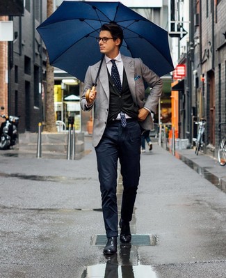 Quale camicia elegante indossare con un blazer grigio per un uomo di 30 anni: Indossa un blazer grigio con una camicia elegante per una silhouette classica e raffinata Scarpe brogue in pelle blu scuro sono una splendida scelta per completare il look.