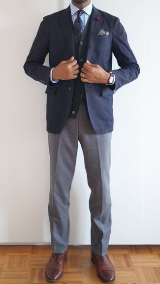 Quale blazer indossare con scarpe oxford marroni in autunno 2024: Vestiti con un blazer e pantaloni eleganti grigi come un vero gentiluomo. Scarpe oxford marroni sono una gradevolissima scelta per completare il look. Una eccellente idea per essere alla moda questo autunno!