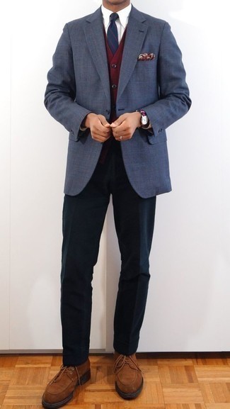 Come indossare e abbinare una cravatta a righe orizzontali blu scuro in modo formale: Abbina un blazer a quadri blu scuro con una cravatta a righe orizzontali blu scuro per un look elegante e alla moda. Scarpe derby in pelle scamosciata marroni sono una buona scelta per completare il look.