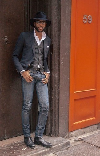 Come indossare e abbinare jeans blu con stivali in pelle neri per un uomo di 30 anni quando fa caldo: Opta per un blazer grigio scuro e jeans blu per un drink dopo il lavoro. Questo outfit si abbina perfettamente a un paio di stivali in pelle neri.