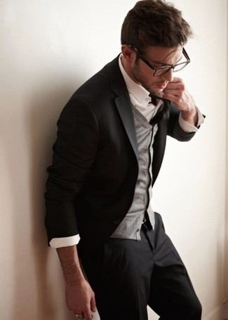 Come indossare e abbinare un cardigan grigio scuro in modo formale: Potresti abbinare un cardigan grigio scuro con pantaloni eleganti neri per un look elegante e di classe.