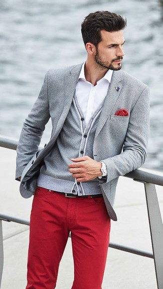 Come indossare e abbinare un fazzoletto da taschino stampato rosso: Indossa un blazer grigio con un fazzoletto da taschino stampato rosso per una sensazione di semplicità e spensieratezza.