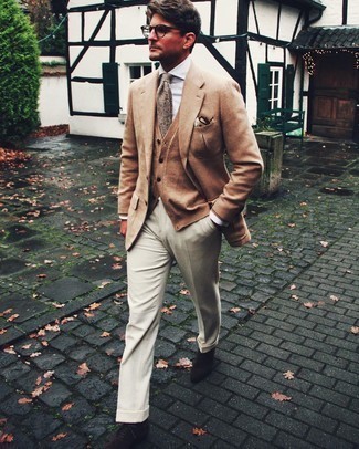 Come indossare e abbinare una cravatta stampata marrone: Coniuga un blazer di lana marrone chiaro con una cravatta stampata marrone come un vero gentiluomo. Scarpe oxford in pelle scamosciata marrone scuro sono una valida scelta per completare il look.