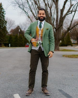 Come indossare e abbinare un blazer verde per un uomo di 30 anni quando fa caldo in modo smart-casual: Indossa un blazer verde con jeans marrone scuro per creare un look smart casual. Scegli uno stile classico per le calzature e opta per un paio di scarpe brogue in pelle marrone scuro.
