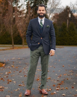 Quale blazer indossare con mocassini eleganti marroni quando fa caldo: Opta per un blazer e pantaloni eleganti verde oliva per un look elegante e alla moda. Mocassini eleganti marroni sono una buona scelta per completare il look.