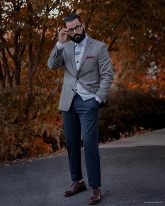 Quale scarpe oxford indossare con un cardigan grigio per un uomo di 30 anni in modo formale: Potresti combinare un cardigan grigio con pantaloni eleganti blu scuro per un look elegante e alla moda. Scegli un paio di scarpe oxford per un tocco virile.