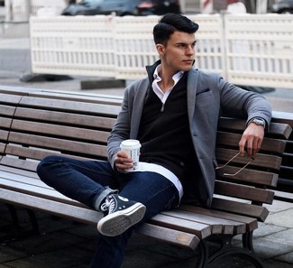Quale jeans indossare con un blazer grigio per un uomo di 30 anni: Abbina un blazer grigio con jeans se cerchi uno stile ordinato e alla moda. Se non vuoi essere troppo formale, prova con un paio di sneakers alte di tela blu scuro e bianche.