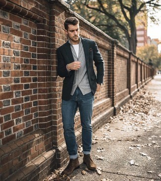 Come indossare e abbinare jeans blu con un blazer grigio scuro in autunno 2024: Opta per un blazer grigio scuro e jeans blu per un abbigliamento elegante ma casual. Chukka in pelle scamosciata marroni sono una splendida scelta per completare il look. Il look per l’autunno, non preoccupatevi, ve lo consigliamo noi.
