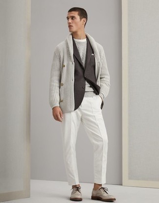 Look alla moda per uomo: Blazer di lana marrone scuro, Cardigan doppiopetto grigio, Maglione a trecce grigio, Chino bianchi