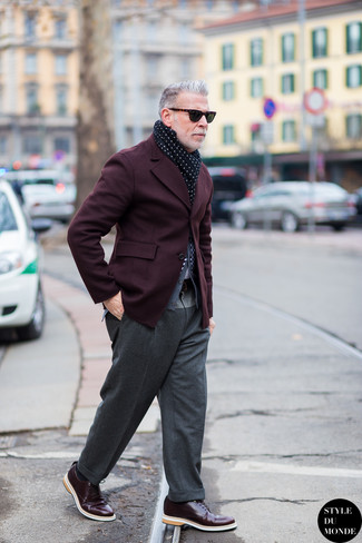 Quale scarpe derby indossare con un blazer rosso e nero per un uomo di 50 anni: Prova ad abbinare un blazer rosso e nero con pantaloni eleganti di lana grigi come un vero gentiluomo. Scarpe derby sono una buona scelta per completare il look.