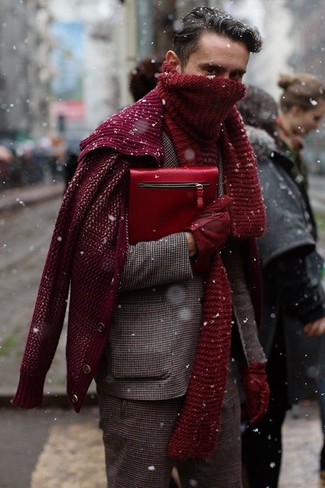 Come indossare e abbinare guanti rossi in modo smart-casual: Abbina un blazer di lana a quadretti marrone con guanti rossi per un outfit rilassato ma alla moda.