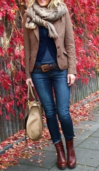 Quale jeans aderenti indossare con stivaletti terracotta per una donna di 30 anni: Prova a combinare un cardigan blu scuro con jeans aderenti per essere trendy e seducente. Stivaletti terracotta sono una valida scelta per completare il look.