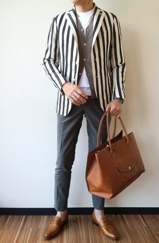 Look alla moda per uomo: Blazer a righe verticali bianco e nero, Cardigan marrone, T-shirt girocollo bianca, Chino grigio scuro