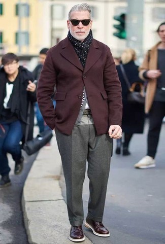 Quale cardigan indossare con un blazer bordeaux in modo smart-casual: Abbina un blazer bordeaux con un cardigan per un look da sfoggiare sul lavoro. Completa il tuo abbigliamento con un paio di scarpe derby in pelle bordeaux.