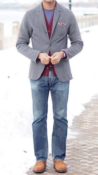 Look alla moda per uomo: Blazer grigio, Cardigan bordeaux, T-shirt girocollo blu, Jeans blu