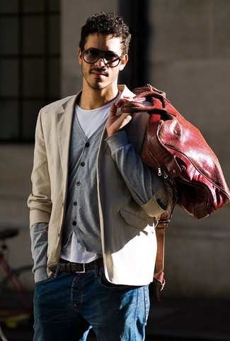 Come indossare e abbinare una borsa rossa per un uomo di 30 anni: Punta su un blazer di cotone beige e una borsa rossa per una sensazione di semplicità e spensieratezza.