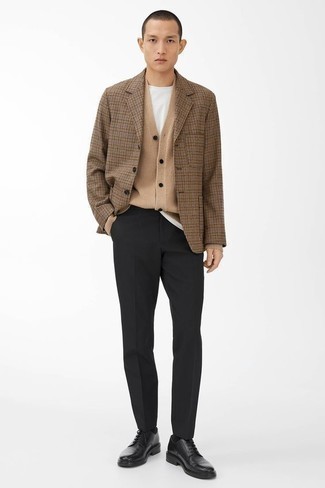 Quale blazer indossare con un cardigan marrone chiaro per un uomo di 20 anni: Combina un blazer con un cardigan marrone chiaro, perfetto per il lavoro. Scegli uno stile classico per le calzature e mettiti un paio di scarpe derby in pelle nere.