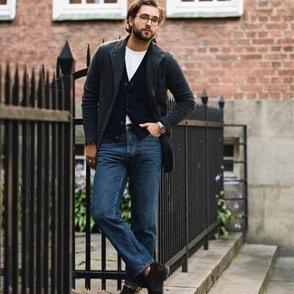 Quale blazer indossare con jeans blu in modo smart-casual: Indossa un blazer con jeans blu se preferisci uno stile ordinato e alla moda. Chukka in pelle scamosciata marrone scuro sono una interessante scelta per completare il look.