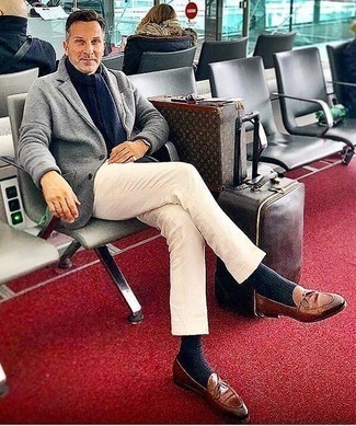 Come indossare e abbinare una sciarpa per un uomo di 40 anni in modo smart-casual: Prova a combinare un blazer di lana grigio con una sciarpa per un look comfy-casual. Sfodera il gusto per le calzature di lusso e indossa un paio di mocassini eleganti in pelle marroni.