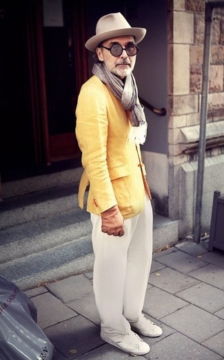 Come indossare e abbinare una sciarpa per un uomo di 50 anni: Coniuga un blazer giallo con una sciarpa per un'atmosfera casual-cool. Scegli uno stile classico per le calzature e prova con un paio di sneakers basse bianche.