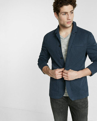 Come indossare e abbinare un blazer blu scuro con jeans grigio scuro per un uomo di 20 anni: Mostra il tuo stile in un blazer blu scuro con jeans grigio scuro se cerchi uno stile ordinato e alla moda.