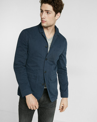 Come indossare e abbinare un blazer per un uomo di 30 anni in modo casual: Potresti abbinare un blazer con jeans neri se cerchi uno stile ordinato e alla moda.