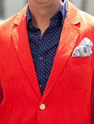 Come indossare e abbinare un fazzoletto da taschino con stampa cachemire bianco e blu scuro per un uomo di 30 anni: Un blazer di cotone rosso e un fazzoletto da taschino con stampa cachemire bianco e blu scuro sono l'outfit perfetto per le giornate di relax.
