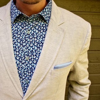 Come indossare e abbinare un fazzoletto da taschino blu scuro e bianco in modo smart-casual: Per un outfit della massima comodità, metti un blazer di lana beige e un fazzoletto da taschino blu scuro e bianco.