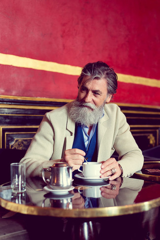 Moda uomo anni 60 in autunno 2024: Coniuga un blazer di lana beige con un gilet blu per una silhouette classica e raffinata Ecco una magnifica scelta per creare il perfetto look autunnale.