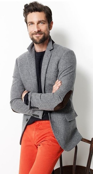Quale maglione girocollo indossare con un blazer grigio per un uomo di 30 anni in modo smart-casual: Abbina un blazer grigio con un maglione girocollo per essere elegante ma non troppo formale.