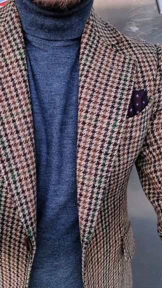 Come indossare e abbinare un blazer di lana con motivo pied de poule marrone per un uomo di 30 anni: Potresti abbinare un blazer di lana con motivo pied de poule marrone con un dolcevita blu scuro per un look davvero alla moda.