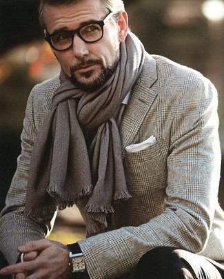 Come indossare e abbinare una sciarpa per un uomo di 40 anni in primavera 2024: Prova ad abbinare un blazer di lana scozzese marrone con una sciarpa per una sensazione di semplicità e spensieratezza. Una stupenda idea per essere cool e perfettamente alla moda anche in primavera.