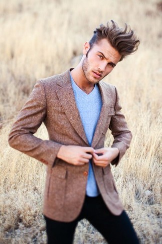 Come indossare e abbinare un blazer di lana marrone scuro in modo smart-casual: Prova a combinare un blazer di lana marrone scuro con chino neri, perfetto per il lavoro.