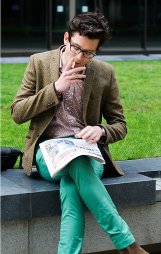 Come indossare e abbinare un blazer foglia di tè per un uomo di 30 anni in primavera 2024: Punta su un blazer di lana verde oliva e chino verde menta per un look elegante ma non troppo appariscente.
