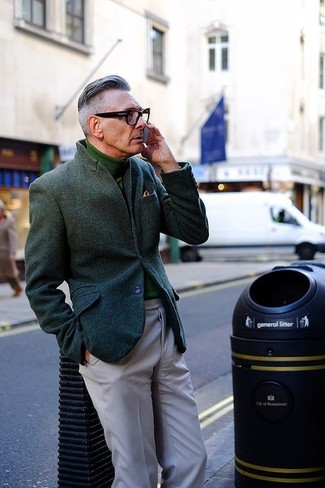 Come indossare e abbinare un blazer foglia di tè per un uomo di 50 anni quando fa caldo: Metti un blazer foglia di tè e chino grigi, perfetto per il lavoro.