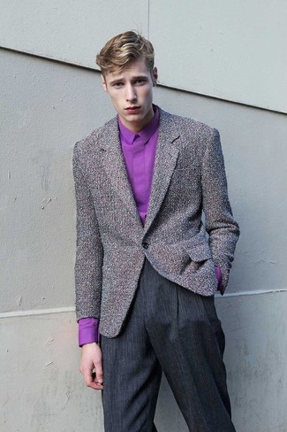 Quale pantaloni eleganti indossare con un blazer viola per un uomo di 20 anni: Prova ad abbinare un blazer viola con pantaloni eleganti per essere sofisticato e di classe.