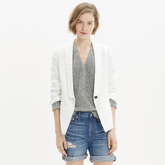 Come indossare e abbinare un blazer di lino bianco: Combina un blazer di lino bianco con pantaloncini di jeans strappati blu per un outfit che si fa notare.