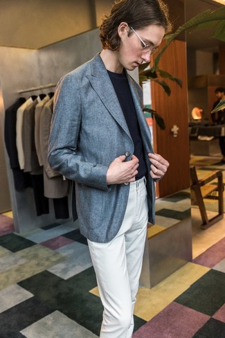 Come indossare e abbinare un blazer con un maglione girocollo: Indossa un blazer con un maglione girocollo per creare un look smart casual.
