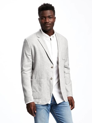 Come indossare e abbinare jeans azzurri in estate 2024: Prova a combinare un blazer di lino grigio con jeans azzurri se cerchi uno stile ordinato e alla moda. Questo è il look perfetto per questa estate.