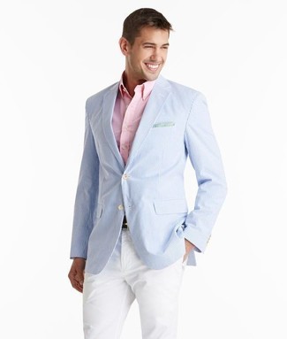 Come indossare e abbinare un blazer azzurro in estate 2024 in modo smart-casual: Opta per un blazer azzurro e chino bianchi per un look davvero alla moda. Un outfit magnifico per essere elegante e trendy anche in estate.