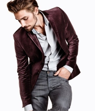 Come indossare e abbinare un blazer di velluto bordeaux in modo smart-casual: Scegli un outfit composto da un blazer di velluto bordeaux e jeans grigi per un look da sfoggiare sul lavoro.