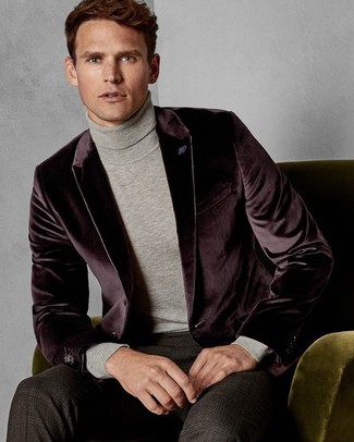 Come indossare e abbinare un dolcevita grigio con un blazer di velluto bordeaux per un uomo di 30 anni: Potresti indossare un blazer di velluto bordeaux e un dolcevita grigio se cerchi uno stile ordinato e alla moda.