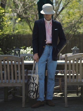 Look alla moda per uomo: Blazer blu scuro, Dolcevita bianco, Camicia a maniche lunghe rosa, Jeans azzurri
