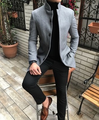Look alla moda per uomo: Blazer di lana grigio, Dolcevita nero, Chino neri, Mocassini con nappine in pelle marroni