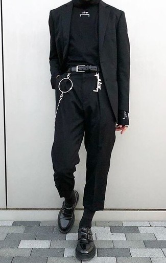 Look alla moda per uomo: Blazer nero, Dolcevita nero, Chino neri, Scarpe double monk in pelle nere