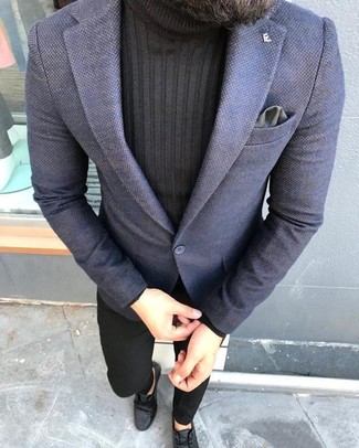Quale chukka indossare con un blazer blu scuro per un uomo di 30 anni: Indossa un blazer blu scuro e chino neri per creare un look smart casual. Chukka sono una eccellente scelta per completare il look.
