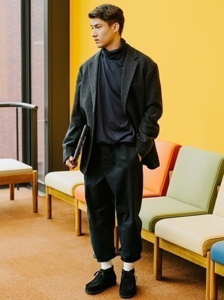 Quale chukka indossare con un blazer grigio scuro per un uomo di 20 anni quando fa caldo: Mostra il tuo stile in un blazer grigio scuro con chino neri per un look davvero alla moda. Questo outfit si abbina perfettamente a un paio di chukka.